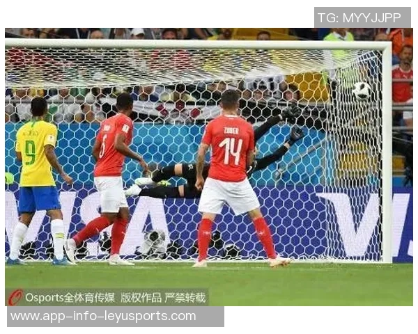 奥多贝尔精准传中特尔头球击中横梁险些破门 奥多贝尔精准传中特尔头球击中横梁险些破门