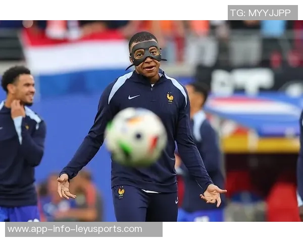 姆巴佩争抢中意外倒地主动示意换人球迷心忧望无大碍 姆巴佩争抢中意外倒地主动示意换人球迷心忧望无大碍