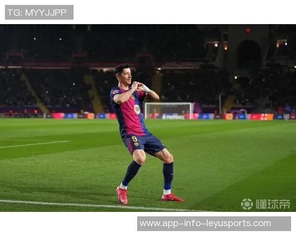 马卡报报道莱万上半场不适巴萨对其坚持比赛表示不满 马卡报报道莱万上半场不适巴萨对其坚持比赛表示不满