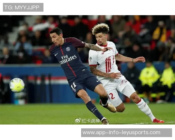 约罗身穿里尔球衣盛装出席里尔对阵巴黎比赛开球仪式 约罗身穿里尔球衣盛装出席里尔对阵巴黎比赛开球仪式