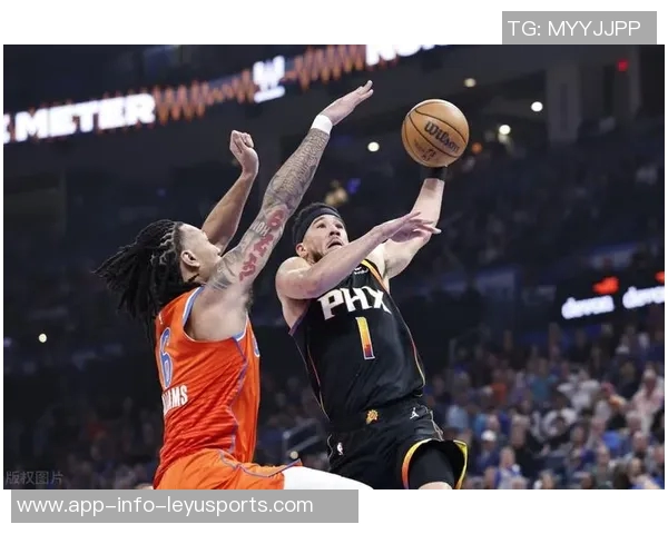 布克手感低迷却助攻频频半场仅得6分4失误展现团队配合 布克手感低迷却助攻频频半场仅得6分4失误展现团队配合